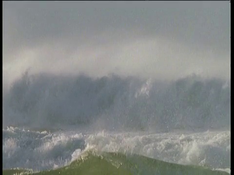 狂暴的海浪和浪花在暴风雨的海岸，爱尔兰视频素材