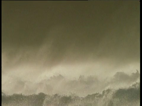 狂暴的海浪和浪花在暴风雨的海岸，爱尔兰视频素材