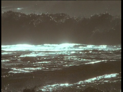 狂暴的海浪和浪花在暴风雨的海岸，爱尔兰视频素材