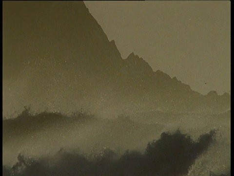 狂暴的海浪和浪花在暴风雨的海岸，爱尔兰视频素材