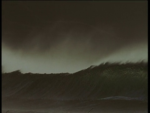 狂暴的海浪和浪花在暴风雨的海岸，爱尔兰视频素材