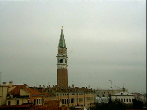 从圣马可钟楼(Campanile di San Marco)缩小到威尼斯窗框视频素材