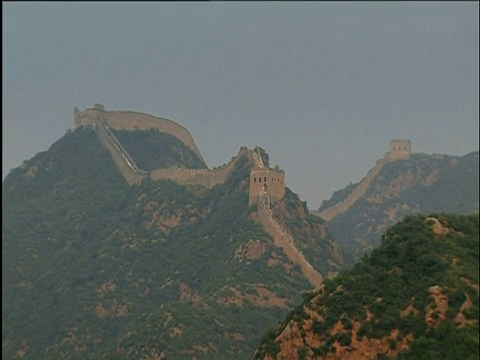 中国的长城沿着山脊蜿蜒而行视频素材