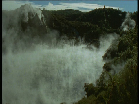 蒸汽从新西兰北岛罗托鲁瓦的火山温泉中升起视频素材