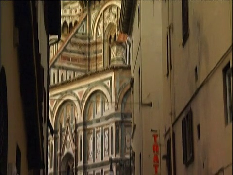 把布鲁内莱斯基装饰华丽的佛罗伦萨圣母大教堂(Duomo of Santa Maria del Fiore Florence)抬起来视频素材