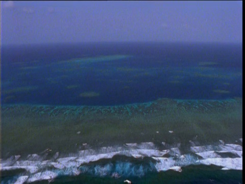 Track over waves breaking on tropical coral reef, Great Barrier reef，昆士兰州，澳大利亚视频素材