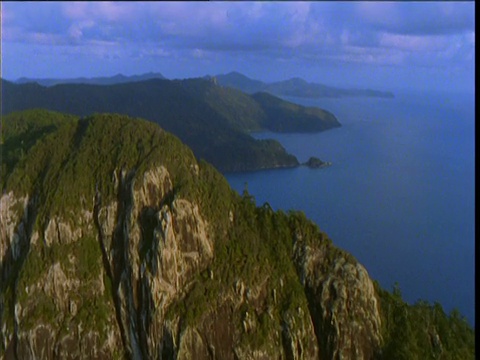 经过陡峭的森林海岸，弗雷泽岛，昆士兰州，澳大利亚视频素材