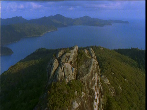 跟踪岩石露头陡峭的森林海岸，弗雷泽岛，澳大利亚昆士兰视频素材