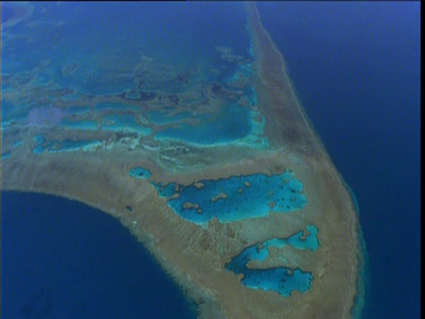 高航迹在绿松石热带珊瑚礁和浅海，大堡礁，昆士兰，澳大利亚视频素材