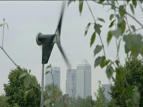 风力涡轮机在城市公园金丝雀码头的建筑在伦敦英里尽头公园的背景视频素材