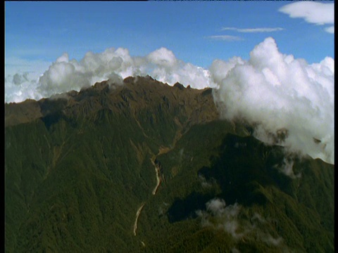 前往巴布亚新几内亚的威廉山山顶视频素材