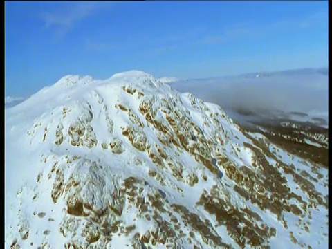 银行在澳大利亚的阿尔卑斯山，维多利亚雪峰上和周围的轨道视频素材