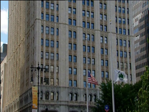 将曼哈顿伍尔沃斯大厦(Woolworth Building Manhattan)向上倾斜视频素材