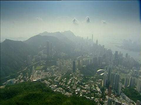 翻山越岭，到达香港的摩天大楼视频素材