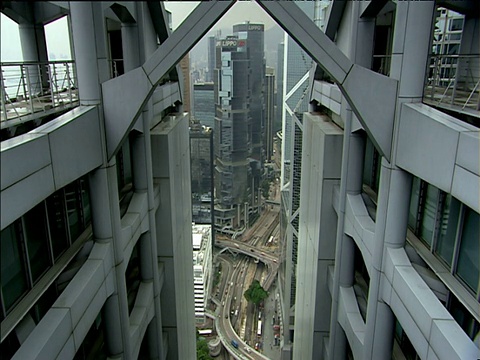 香港上海银行总部大楼与道路和交通远低于香港摩天大楼视频素材