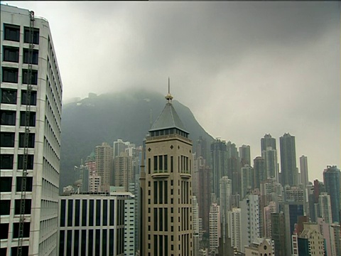 乌云漂浮在摩天大楼上，背景是香港太平山顶视频素材