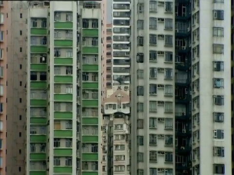 从船上往左的轨迹经过香港的住宅大厦视频素材