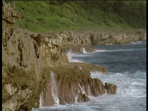 海浪拍打着海岸，圣诞岛视频素材