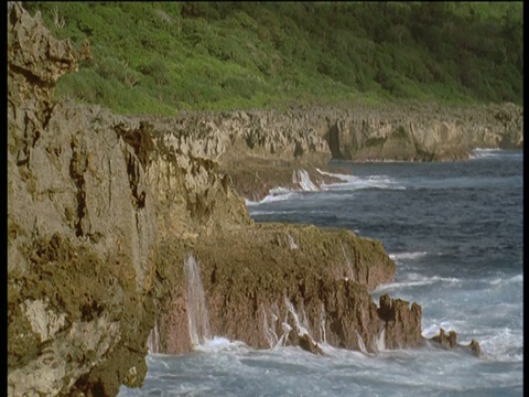 海浪冲击着圣诞岛的海岸视频素材