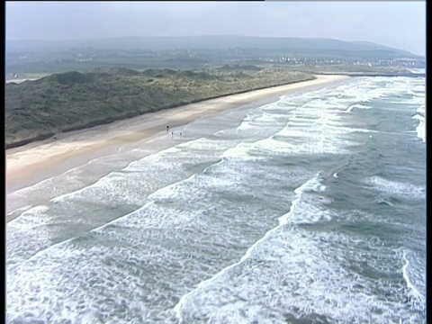 沿着斯图尔特港岸线向前，海浪在北爱尔兰翻滚视频素材