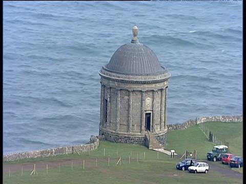 沿着位于北爱尔兰悬崖边缘的Mussenden Temple右转视频素材