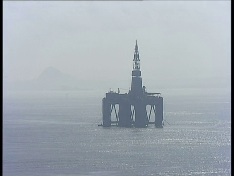 在玛希尔法夫海岸的石油平台附近追踪视频素材