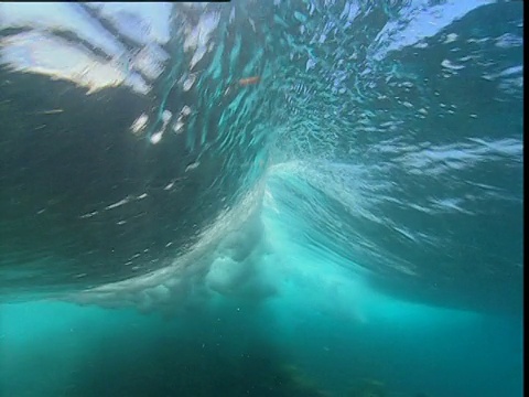 加拉帕戈斯群岛，海浪掠过相机视频素材