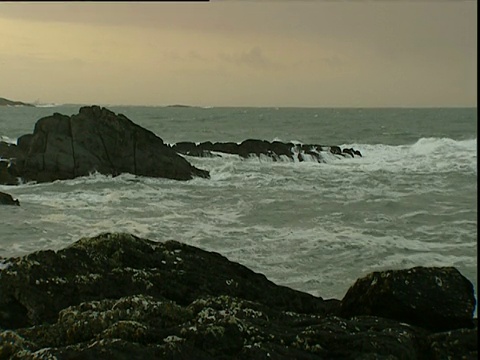 苏格兰黄昏时，海浪拍打着海岸岩石视频素材