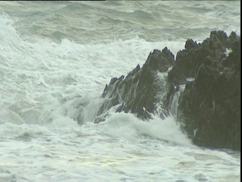 海浪冲击着苏格兰海岸的岩石视频素材