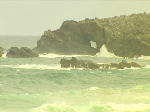 汹涌的海浪拍打着路易斯岛的岩石视频素材