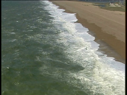 放大海浪拍打波特兰岛沙滩的海岸线视频素材