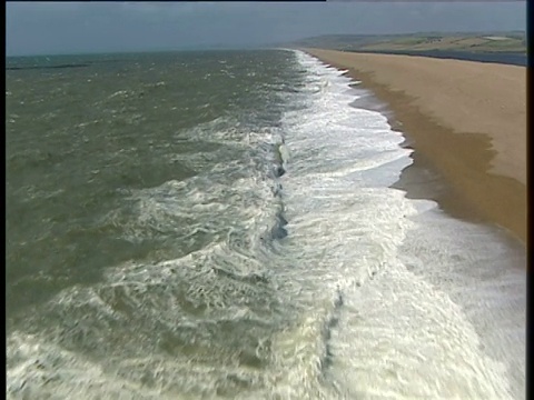 在波特兰市沙滩岛的海岸线上追踪汹涌的海浪视频素材