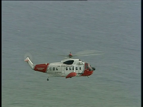 海岸警卫队直升机在波特兰的海岛上空飞行视频素材