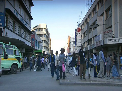 公共汽车和行人在肯尼亚城市街道上穿行视频素材