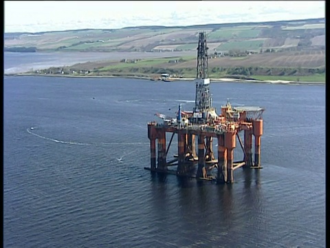 在Cromarty Firth ross郡的石油平台附近追踪视频素材