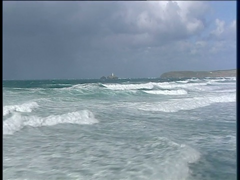 当海浪涌向康沃尔的圣艾夫斯湾海岸时，跟踪它们视频素材