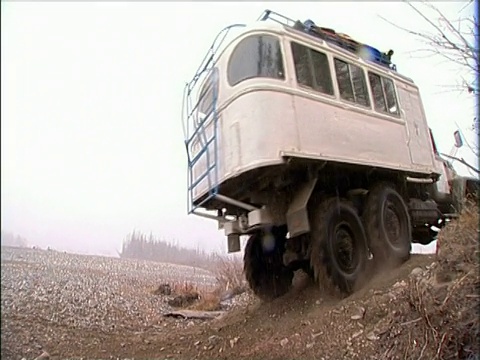 老苏联军队4x4卡车旅行在崎岖的地形达哈德山谷蒙古视频素材