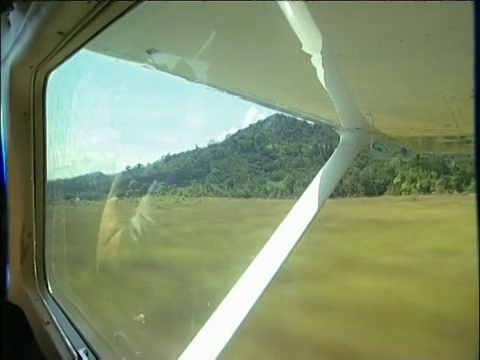 轻型飞机降落在委内瑞拉热带雨林的小跑道上视频素材