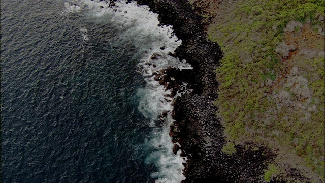 追踪海浪冲击海岸，圣克鲁斯，加拉帕戈斯群岛视频素材