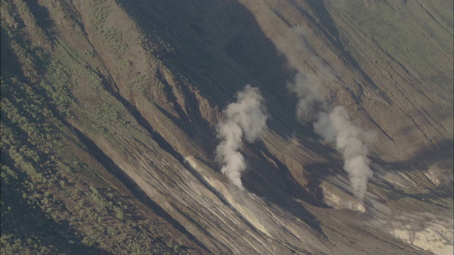 烟雾从火山口升起视频素材