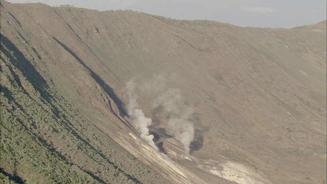 缩小从火山口升起的烟雾视频素材