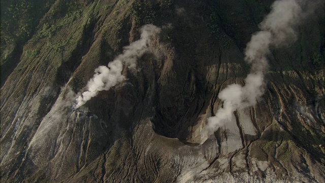 烟雾从火山口升起视频素材