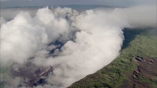 加拉帕戈斯群岛费尔南迪纳火山拉坎布里火山的云填充火山口边缘。视频素材