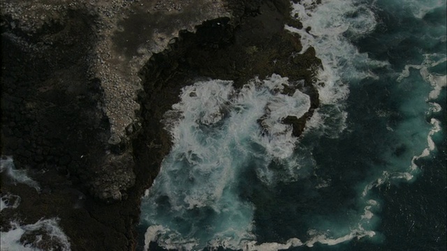 缩小海浪冲击海岸可用的高清。视频素材