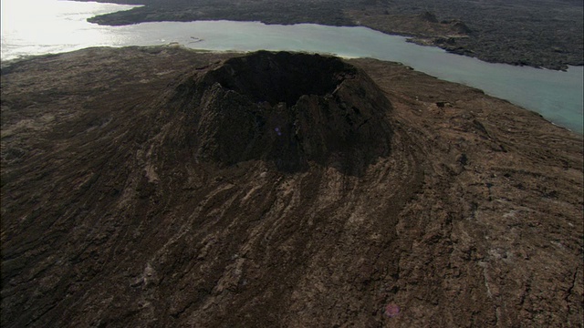 追踪在草帽奇诺岛火山口。视频素材