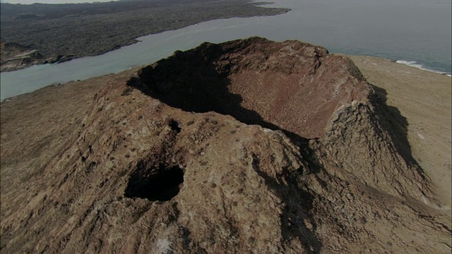 跟踪草帽奇诺岛的火山口，直升机的阴影可见高清可用。视频素材