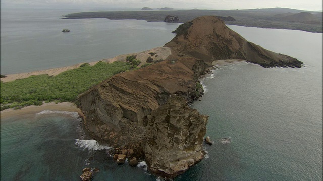 沿着Isla Bartolome海岸的轨迹视频素材