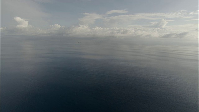 平静的大海和地平线上的云高清可用。视频素材