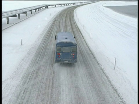 巴士在冰雪覆盖的阿拉斯加公路上行驶视频素材