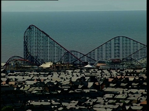 绕着Blackpool“The Big One”过山车跑视频素材